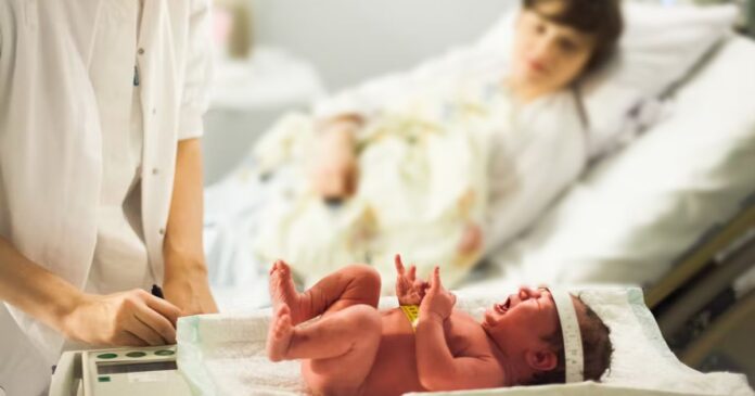 Les 40 questions à poser avant de quitter la maternité-min