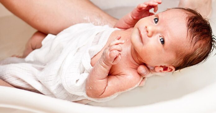 Faut-il donner le bain à votre bébé tous les jours-min (1)