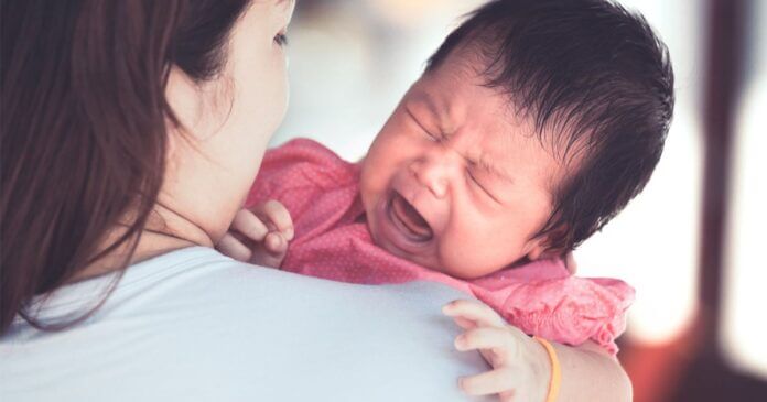 Comment supporter les pleurs de mon nouveau-né sans stress-min