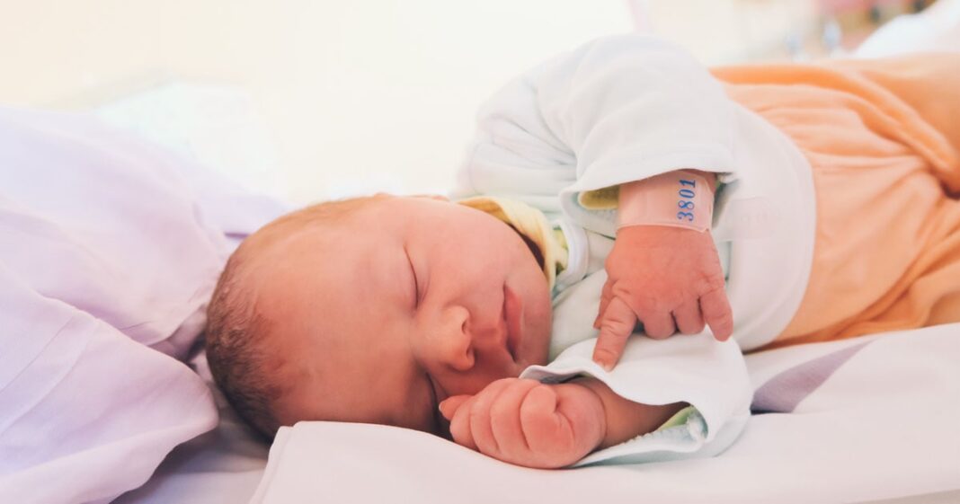 les-12-premieres-heures-dune-jeune-maman-apres-laccouchement-min les-12-premieres-heures-dune-jeune-maman-apres-laccouchement-min