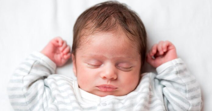 Jusqua quel âge un bébé doit-il dormir dans une turbulette-min