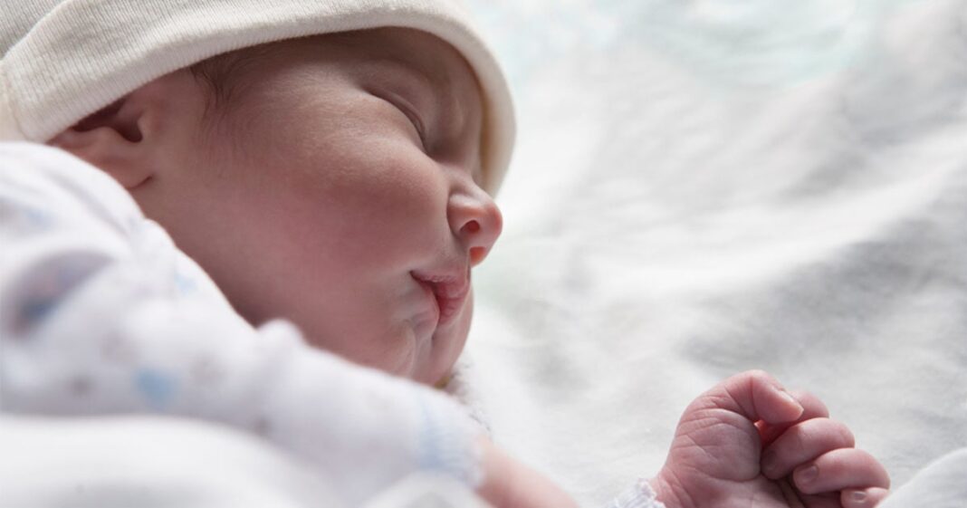 Comment habiller un nouveau-né-min