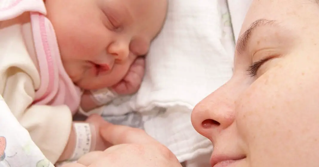 Elle hésite de changer le nom de son bébé, car il ne correspond pas du tout à son nom de famille-min