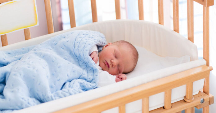 3 astuces de pro pour poser bébé au lit une fois qu'il dort (sans le réveiller)