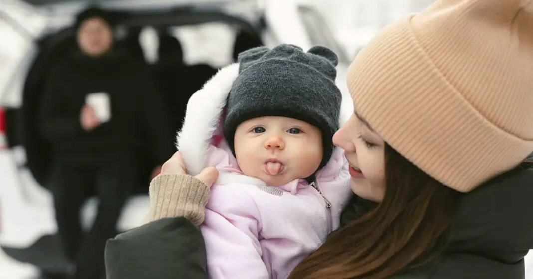 Comment protéger son Bébé du froid lors de ses sorties en hiver-min Comment protéger son Bébé du froid lors de ses sorties en hiver-min
