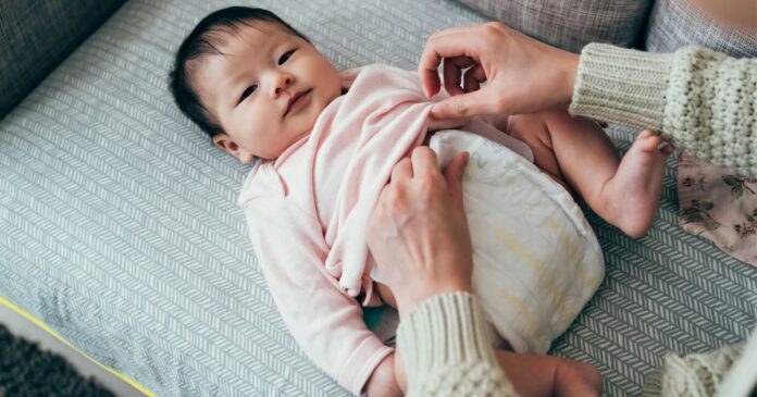 Pourquoi vous ne devriez pas lever la jambe de votre bébé lorsque vous changez sa couche-min