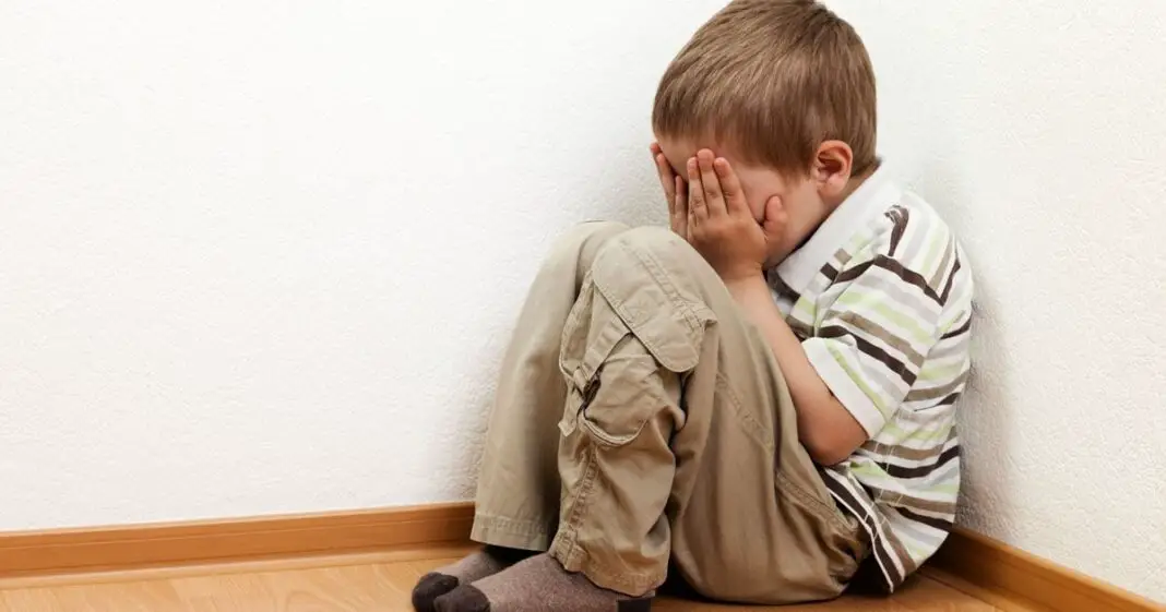 maman gronder son enfant-min (1)