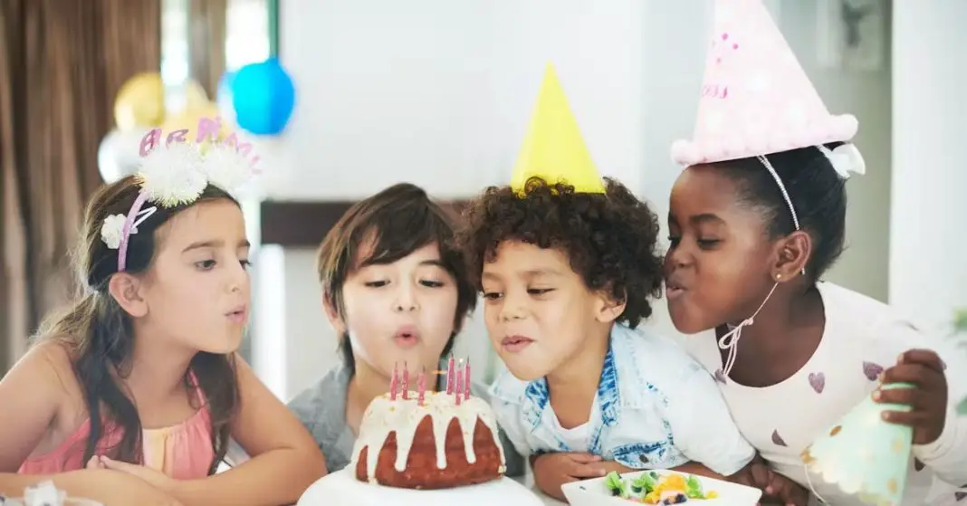 Elle prépare une grande fête d'anniversaire pour sa fille de 4 ans-min (1) Elle prépare une grande fête d'anniversaire pour sa fille de 4 ans-min