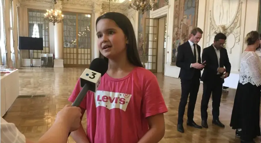 Sixtine aime bien les couleurs des futurs uniformes-min