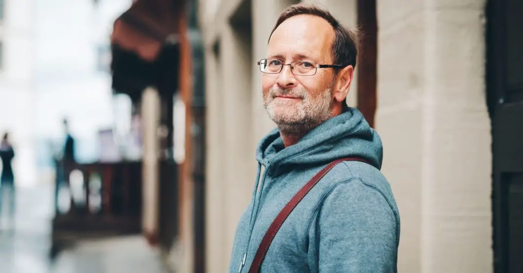 À 52 ans, ses parents lui dégotent enfin une place en crèche-min À 52 ans, ses parents lui dégotent enfin une place en crèche-min