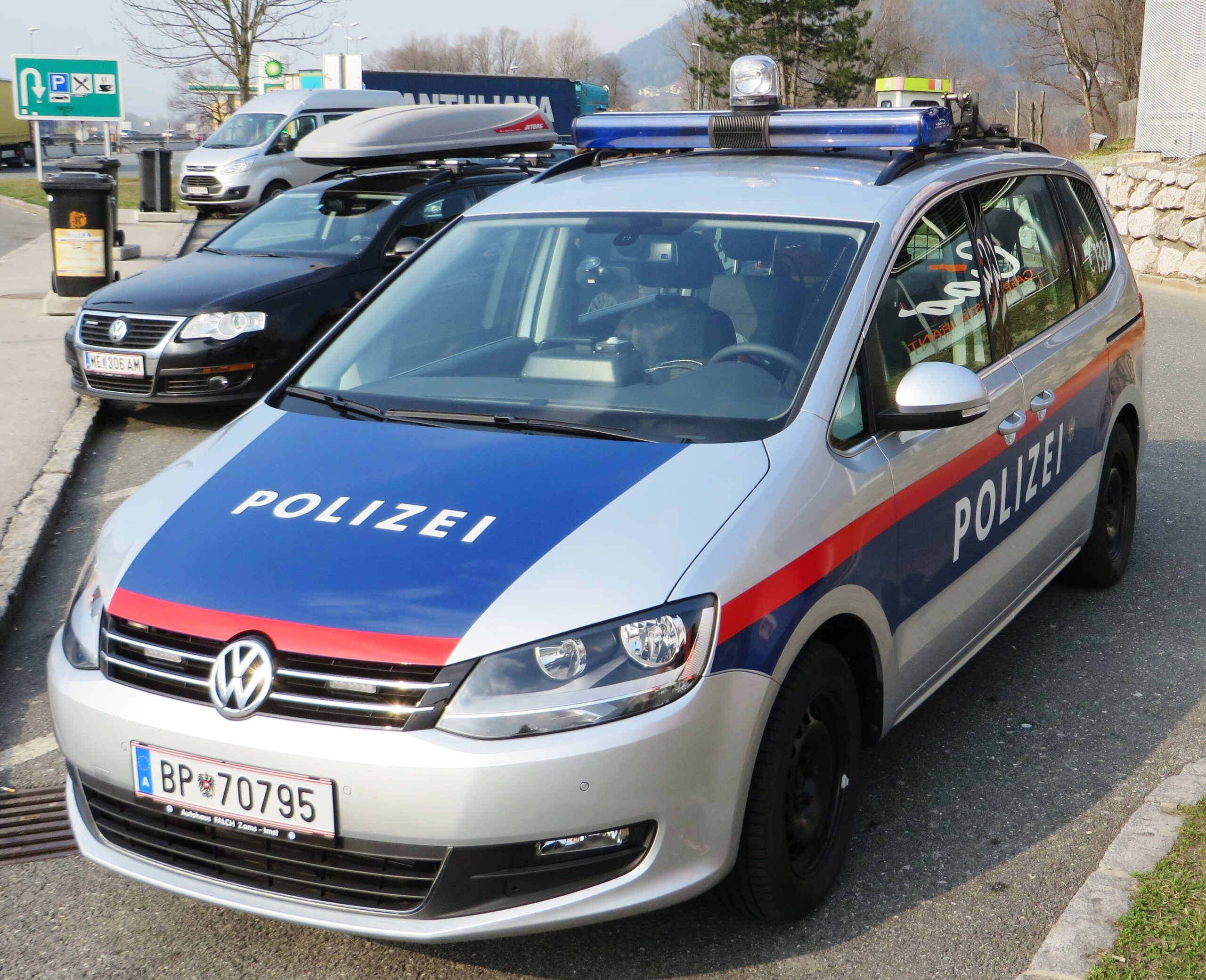 Police_car_Austria_01-min