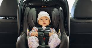 bébé vdans la voiture-min