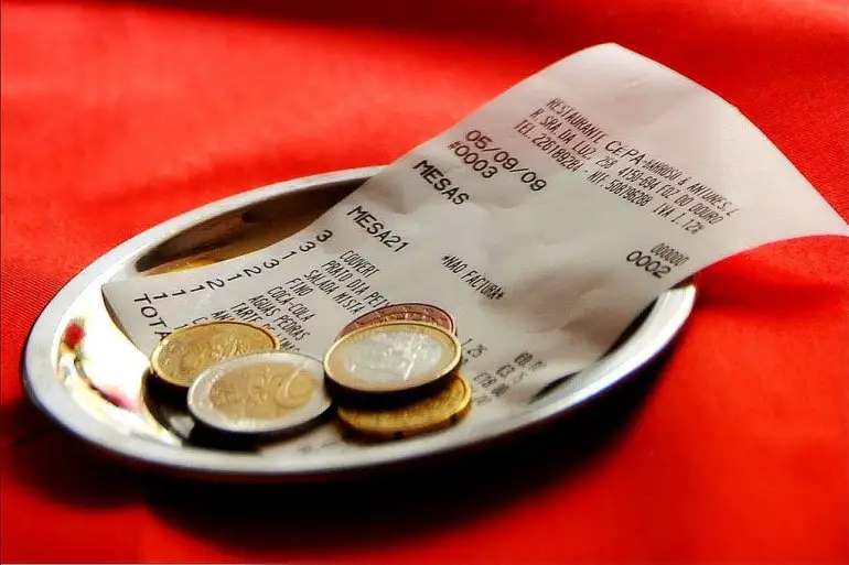 1288822-un-pourboire-dans-un-cafe-illustration-min