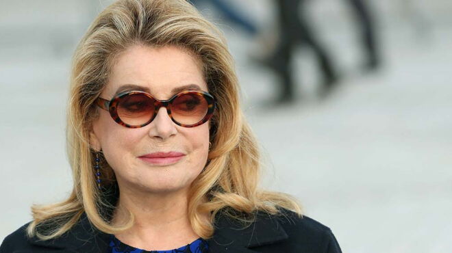 catherine-deneuve-des-parapluies-de-cherbourg-a-aujourd-hui-l-actrice-a-bien-change-min