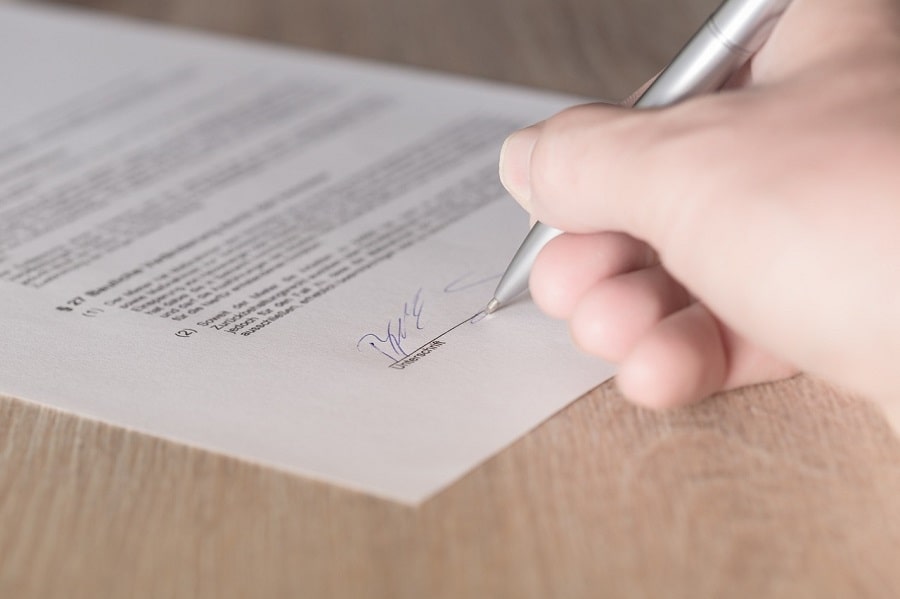 signe un contrat-min