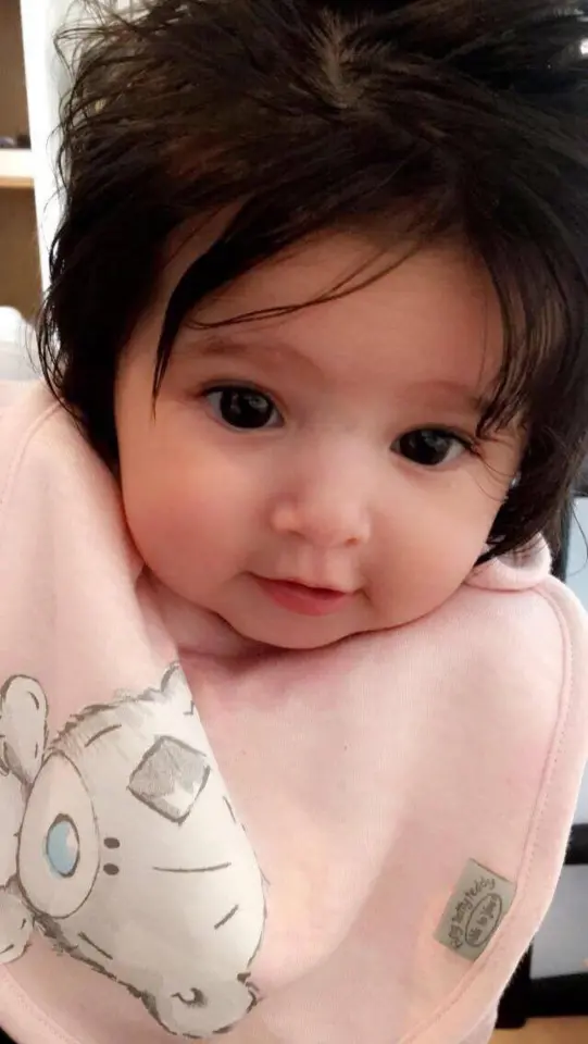 baby avec beau cheveau