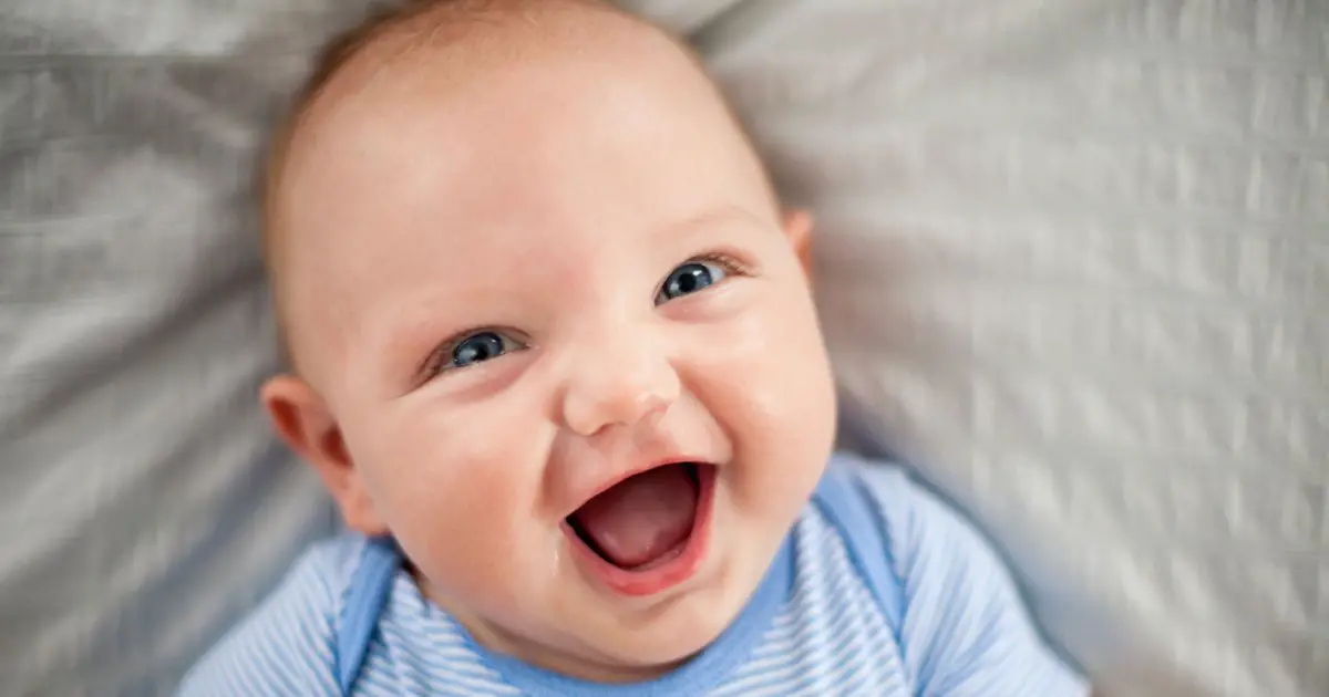 bebe-heureux-min
