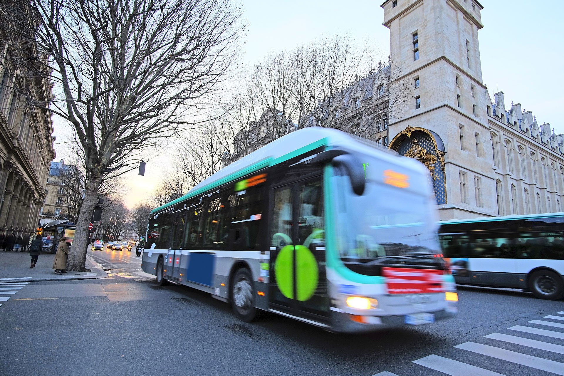bus paris-min