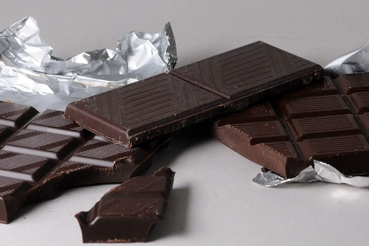 Dark_chocolate_bar-min