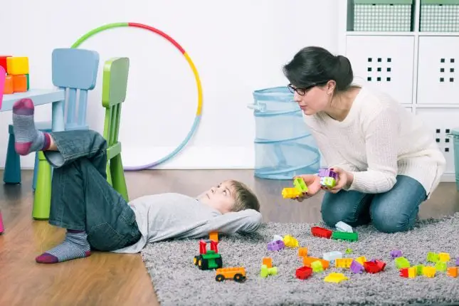 Un enfant qui refuse de participer aux tâches familiales-min