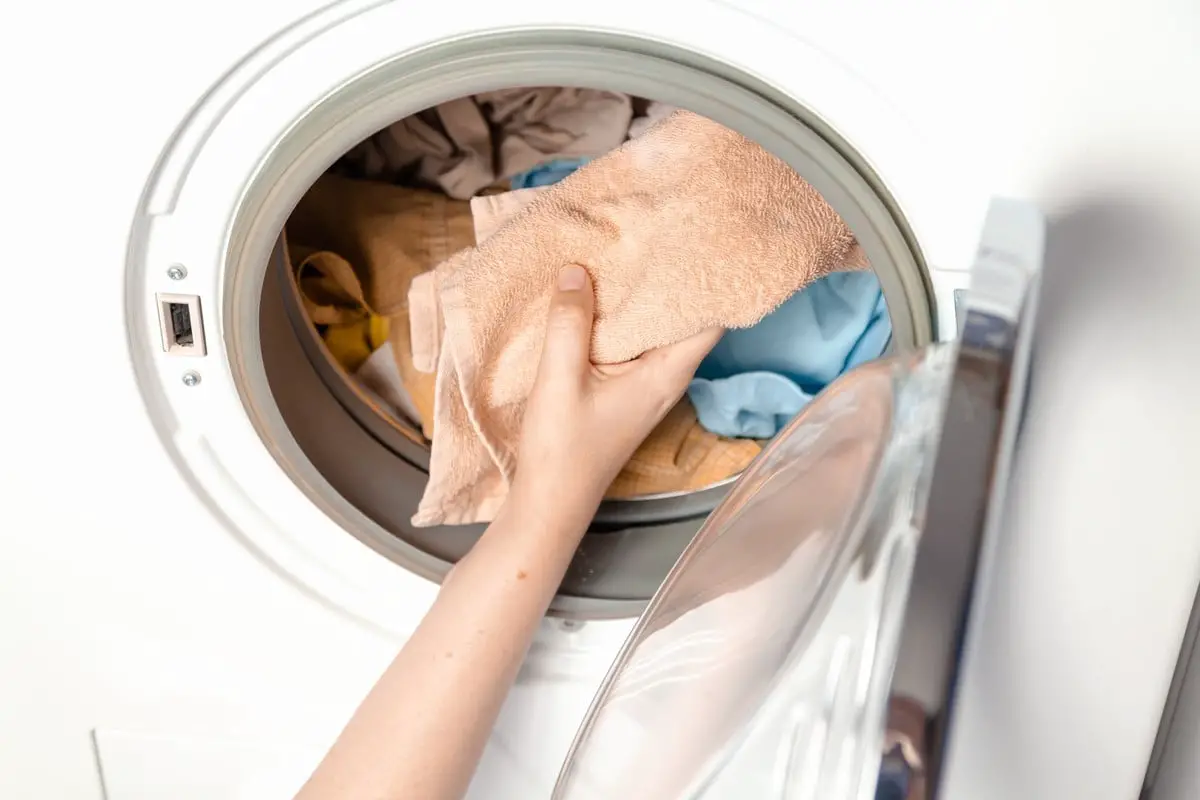 serviette dans la machine a laver-min