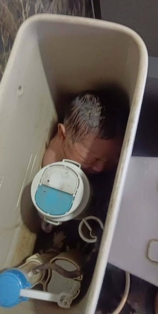 bébé chasse deau-min