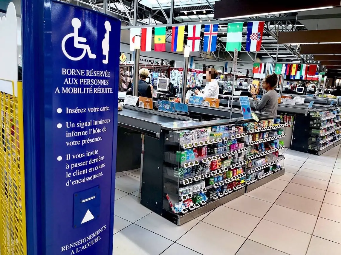 Caisse prioritaire en supermarché-min