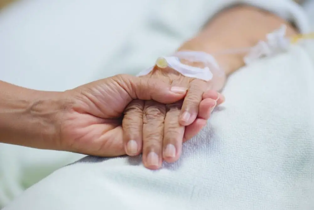 grand pere tombe malade-min