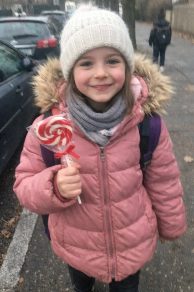 fille avec bonbon