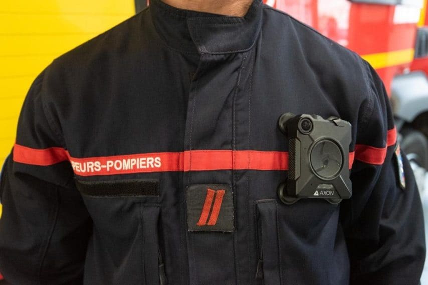Un pompier en uniforme-min