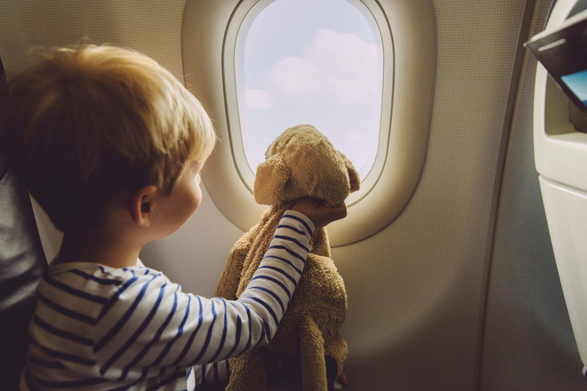 enfant avion-min