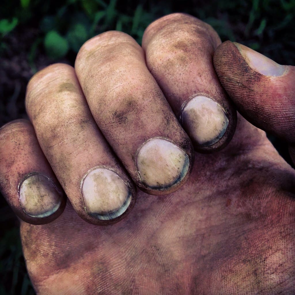 ongle sale travail-min