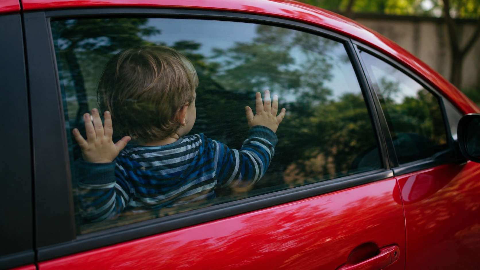 enfant enfermé dans la voiture