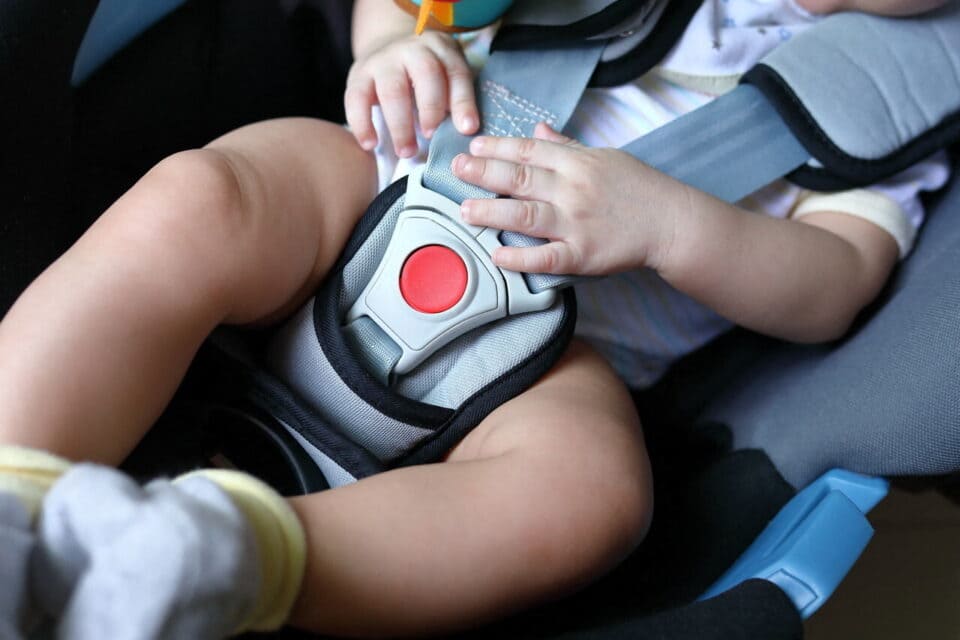 un bébé seul dans la voiture