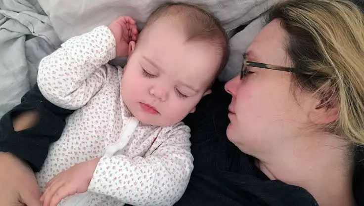 enfant dort avec ces parents