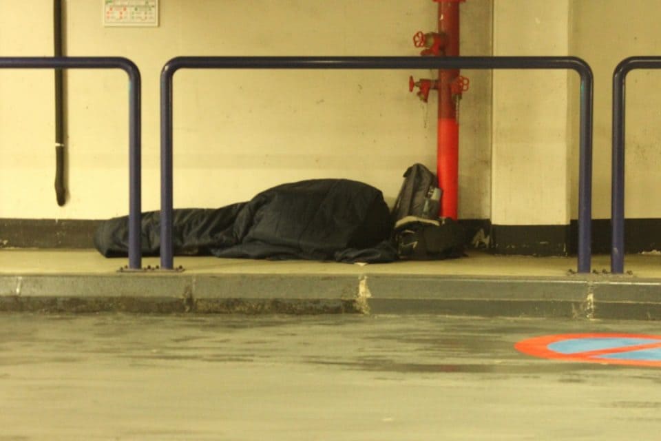 manuel dorme dans la rue-min