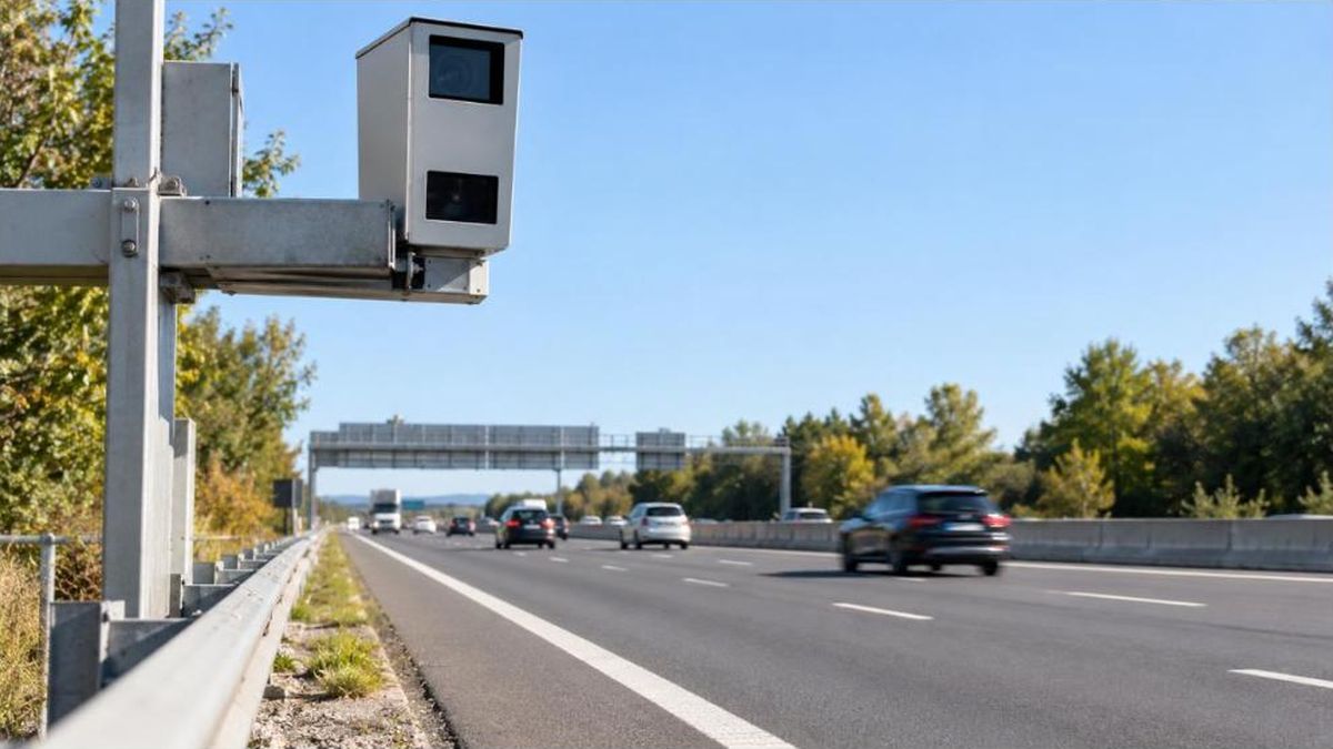 Autoroute française de jour avec un radar automatique au bord de la chaussée, excès de vitesse et permis suspendu